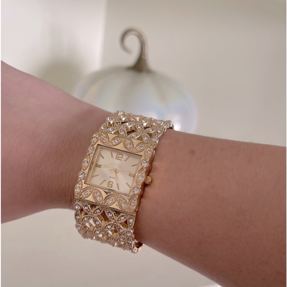 Women’s quartz Accutime watch bangle